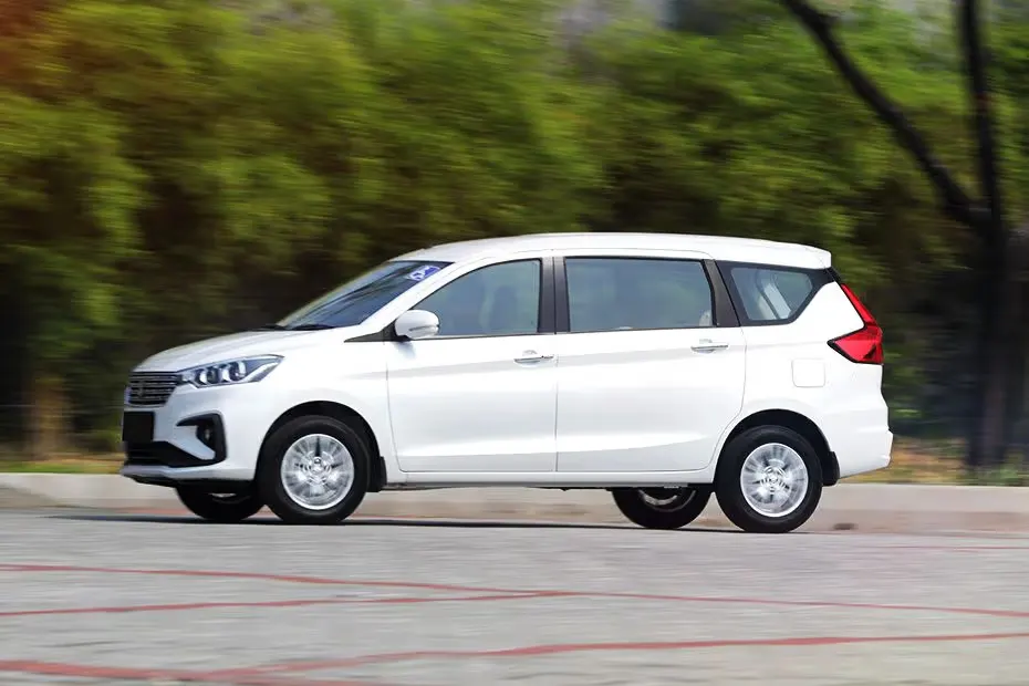 SelectBus Maruti Ertiga side profile for sightseeing and family trips