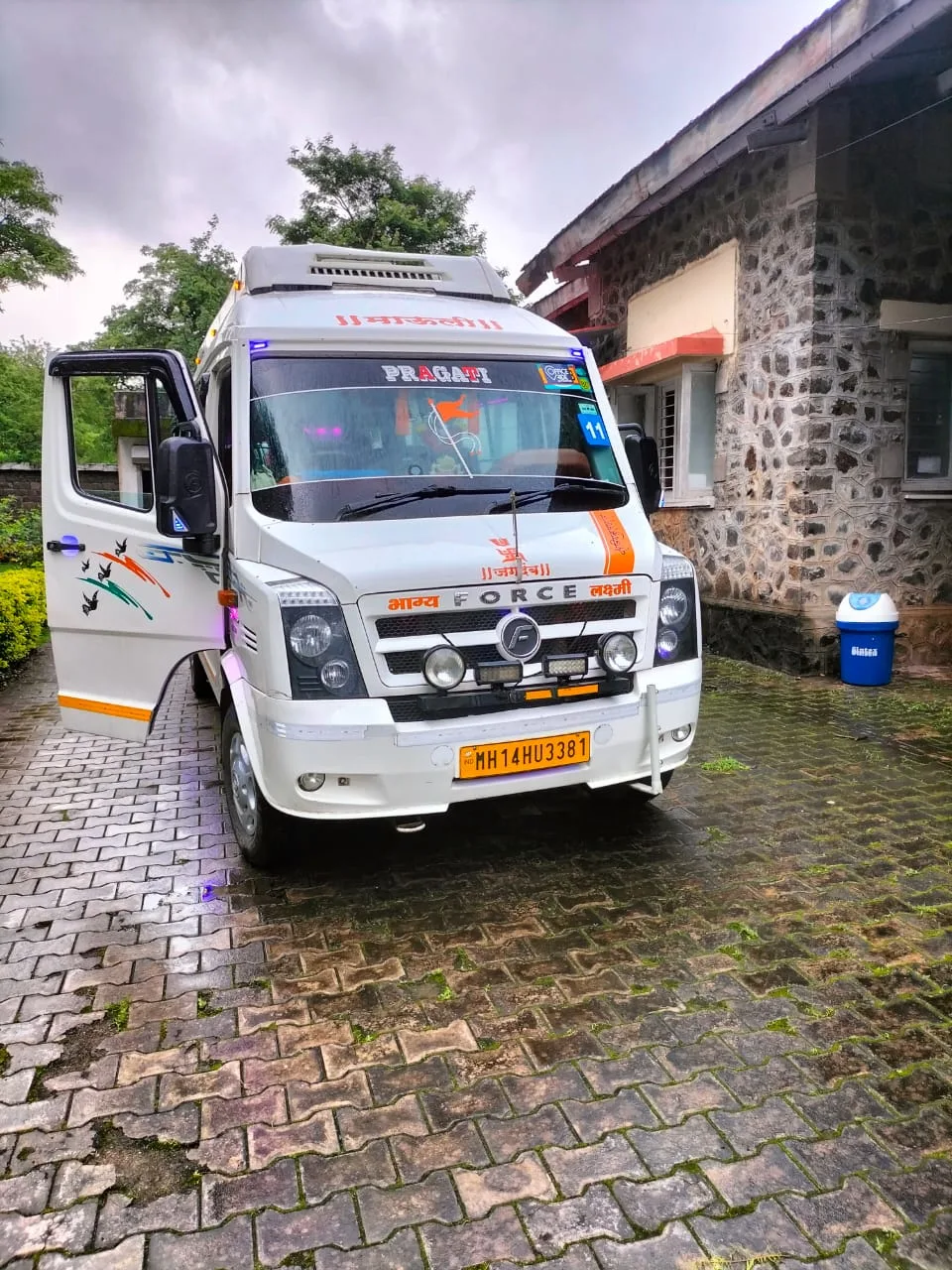 SelectBus Force Tempo Traveller 17-seater non-AC front view for budget group trips